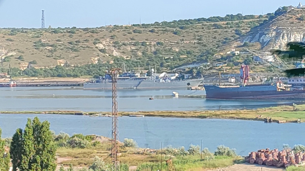 У Севастополі заправляється паливом великий десантний корабель