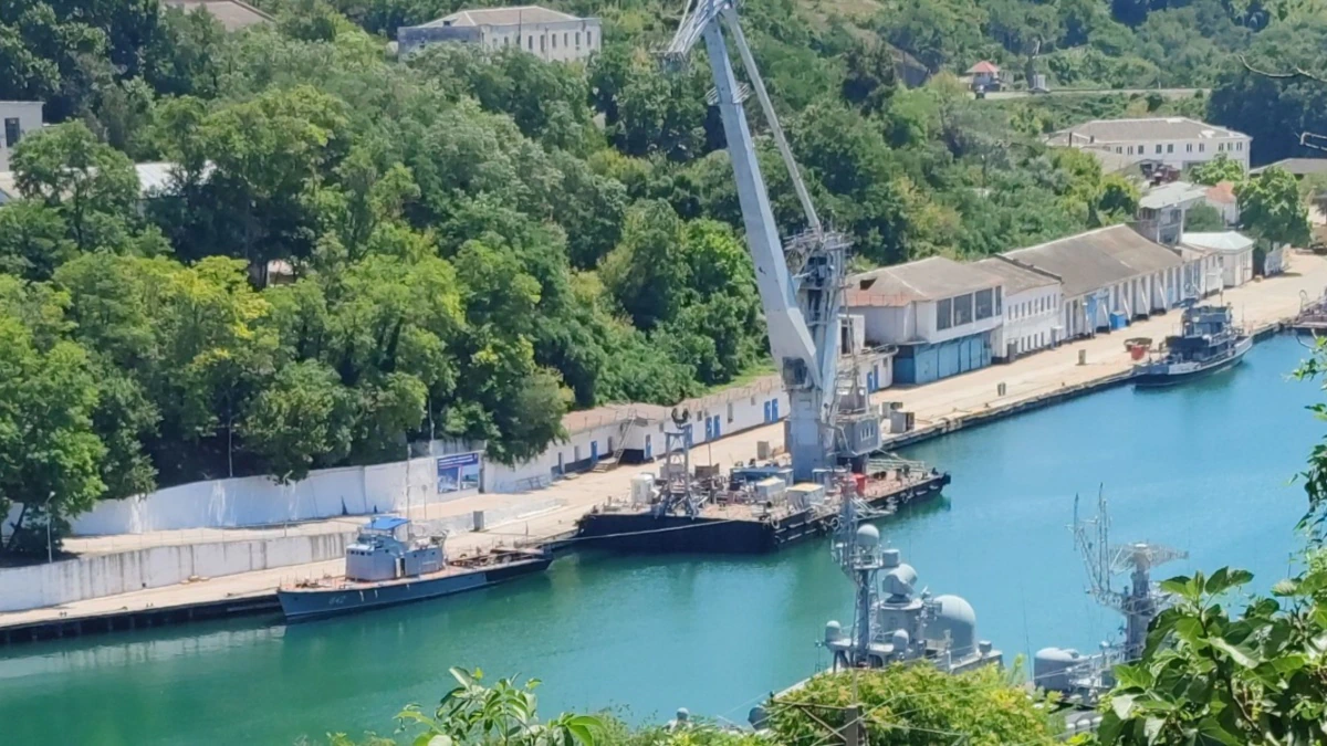 Підводний човен РФ знову вийшов із Севастополя на заводські випробування, що мали завершитися у травні
