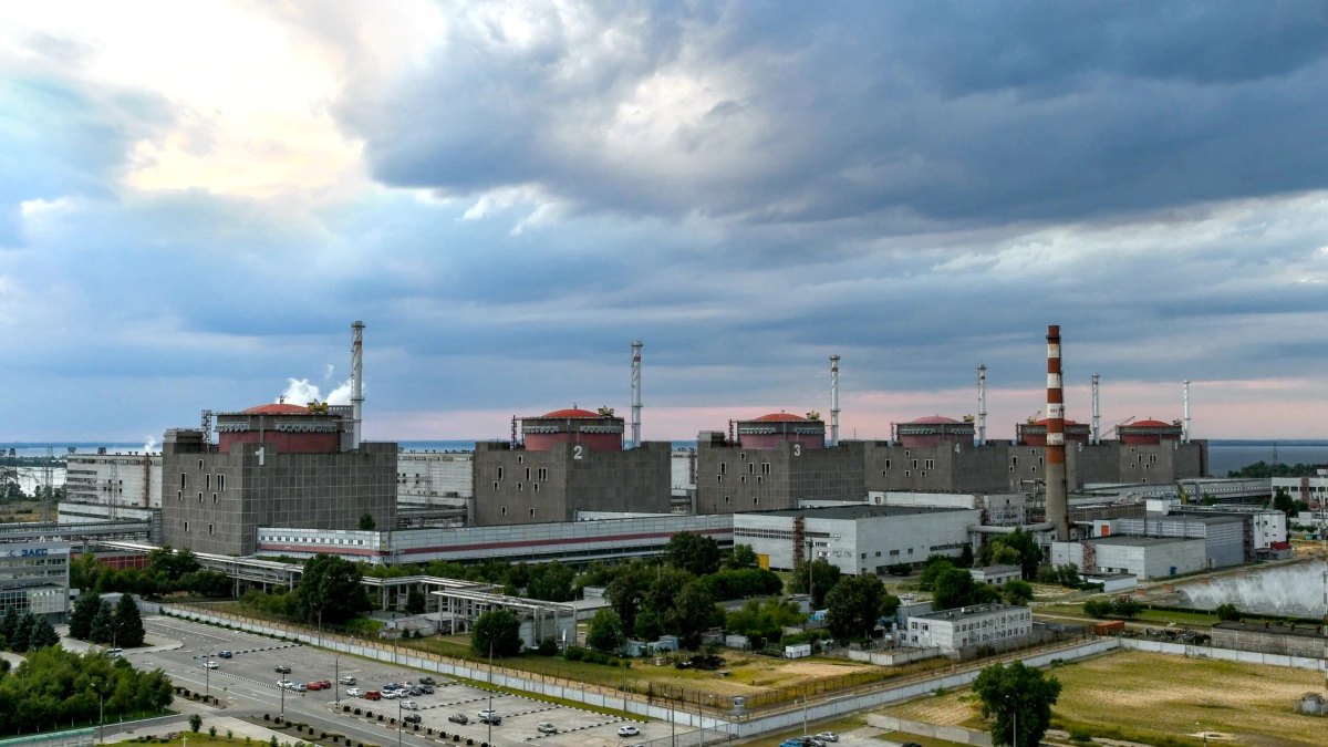 ЗАЕС відключила один із трьох енергоблоків через обстріл її майданчика військовими РФ – «Енергоатом»