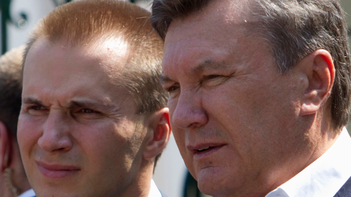 Янукович із сином потрапили під нові санкції ЄС