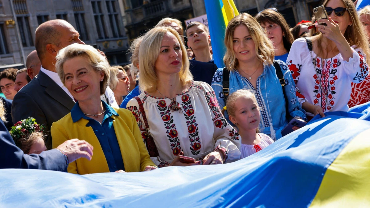 Президентка Єврокомісії долучилася до розгортання прапора України в Брюсселі