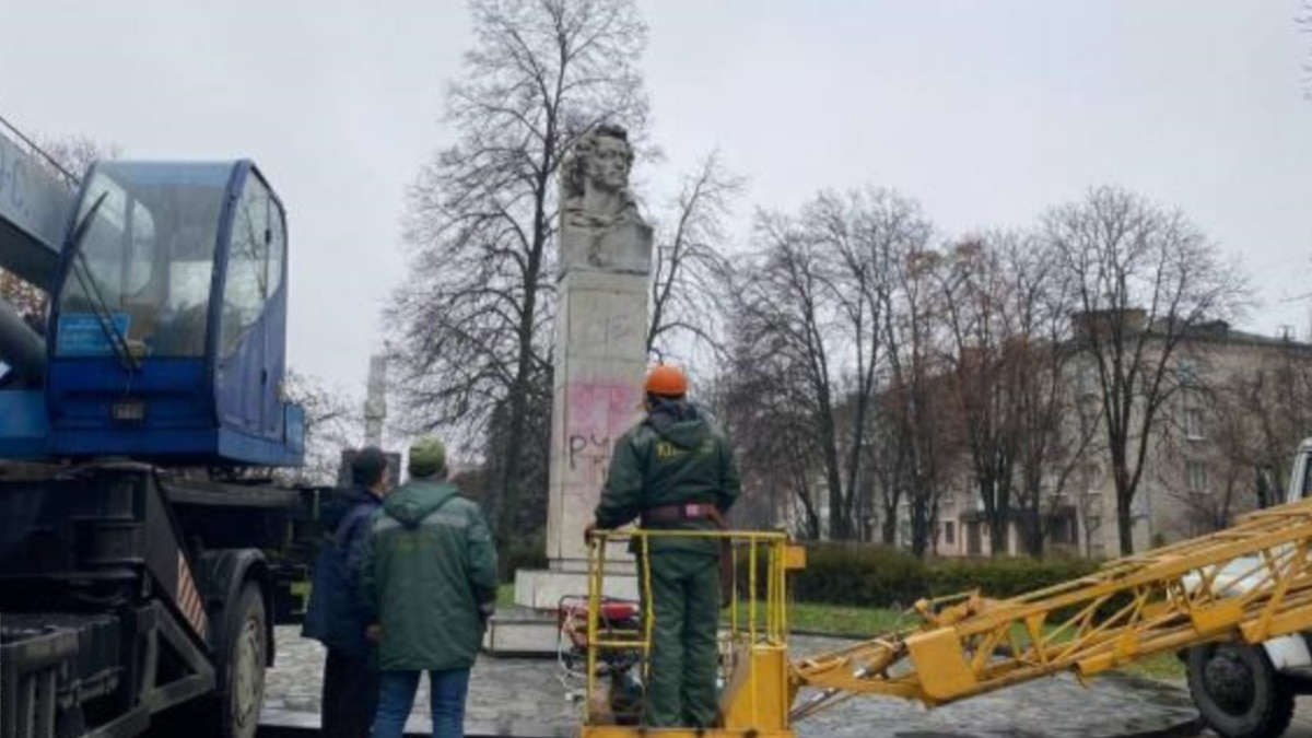 У Кременчуку демонтували пам’ятник Пушкіну – фото