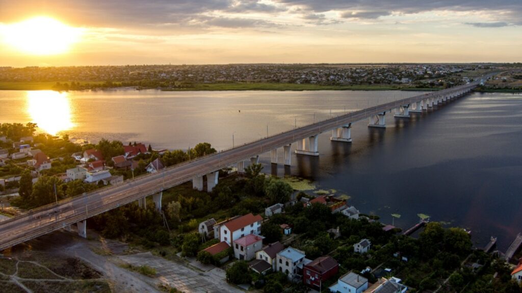 ЗСУ знищили буксир біля Антонівського мосту та пошкодили два плавзасоби – ОК «Південь»