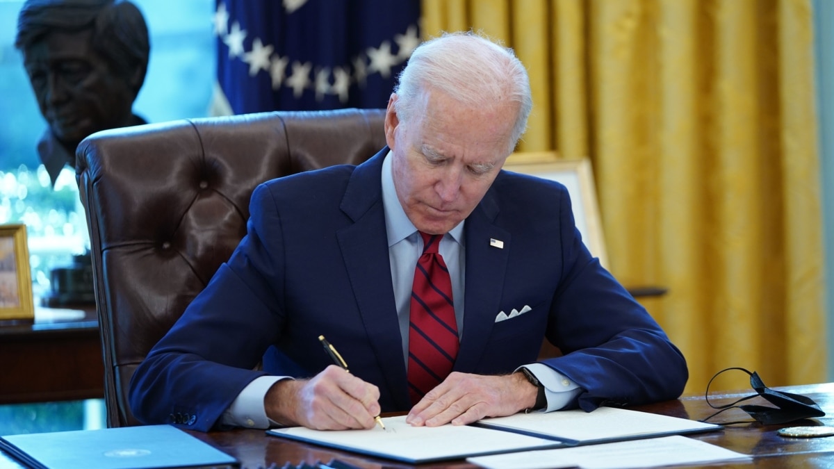 Байден підписав закон про урядові видатки США, який передбачає допомогу Україні