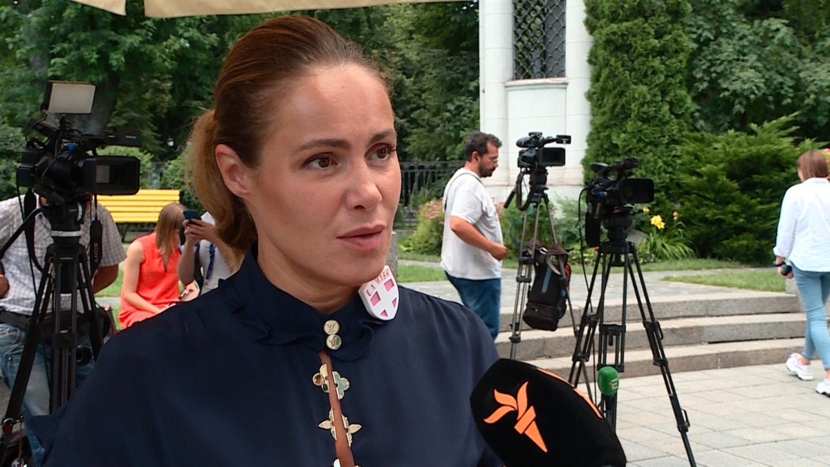 Королевська і її чоловік написали заяви про складання мандатів народних депутатів – медіа