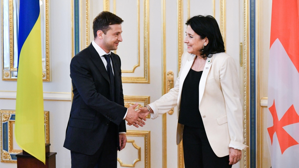 Президентка Грузії вимагає унормувати перебування росіян у країні