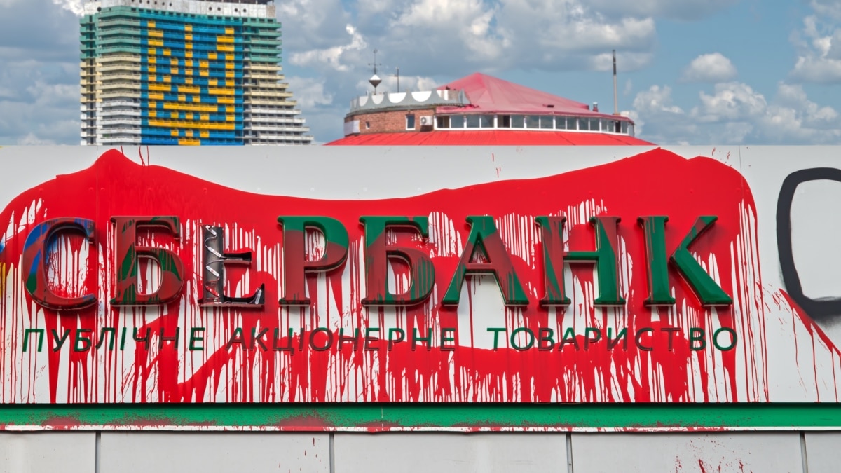 Російський «Сбербанк» розпочав роботу в окупованому Криму
