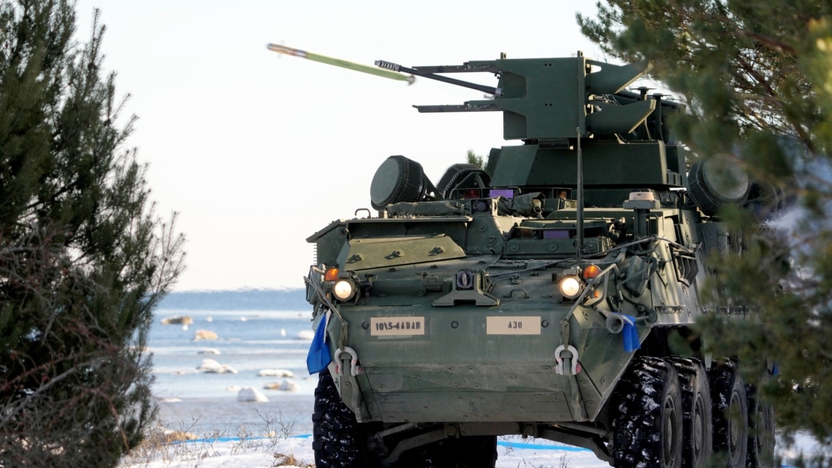США можуть надати Україні бойові броньовані машини Stryker – Politico