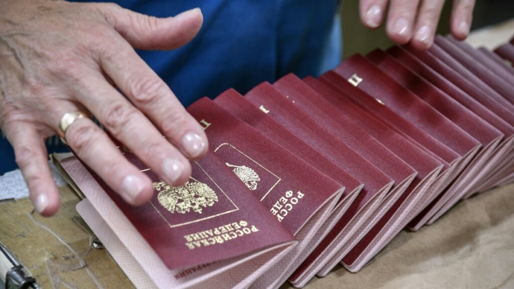 На окупованій Херсонщині посилюється примусова російська паспортизація – влада