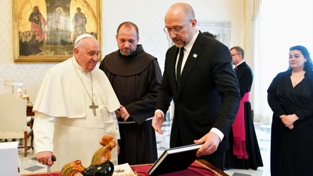 Шмигаль запросив папу Римського відвідати Україну