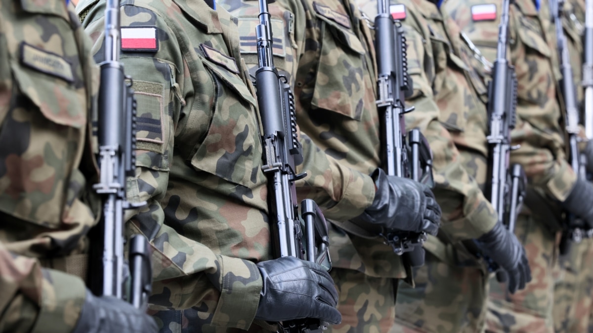 Міністр оборони Польщі анонсував збільшення кількості місць для охочих навчатися у військових вишах