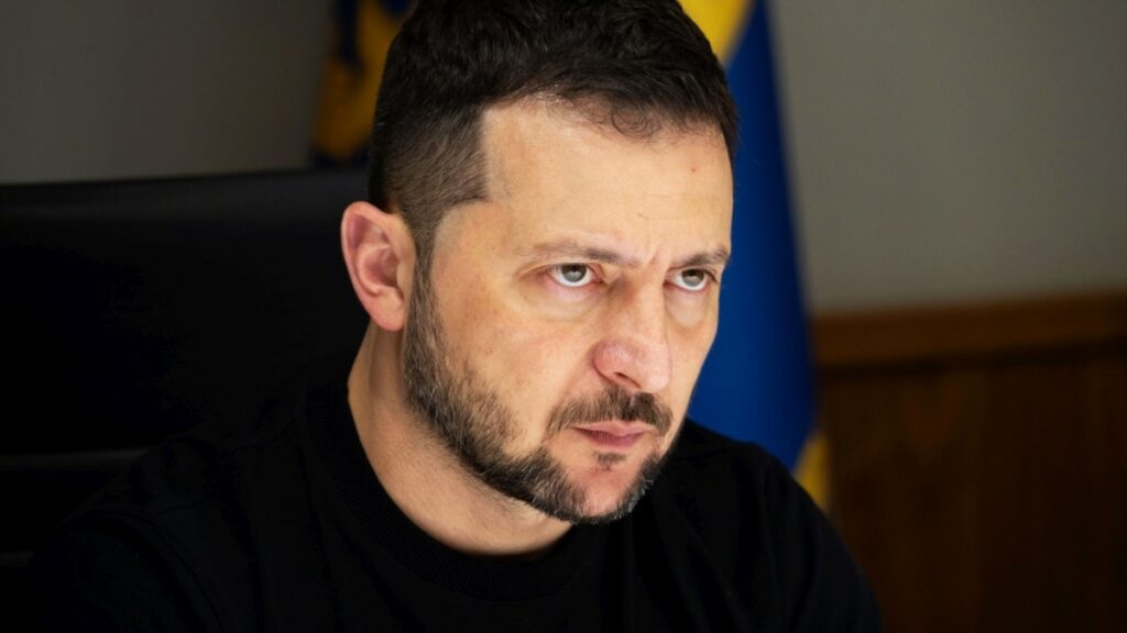 Зеленський повідомив про засідання «військового кабінету» та «окремі кроки»