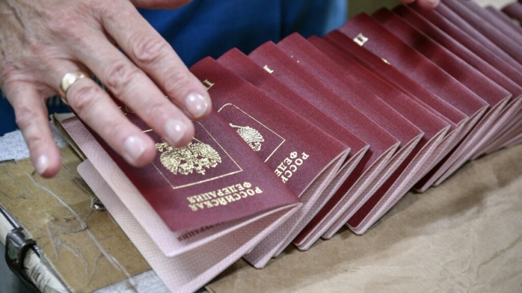 окупаційна влада посилила примусову видачу паспортів РФ підліткам
