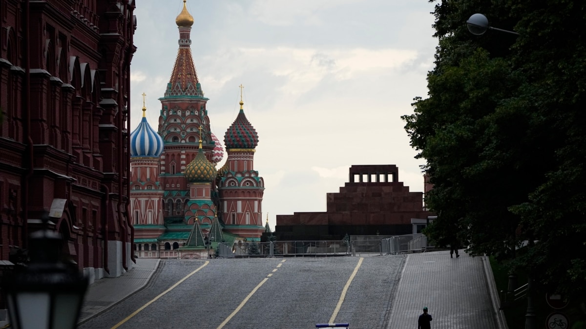 Активістка у Москві вийшла на Красну площу, загорнута в український прапор. Її ненадовго затримали