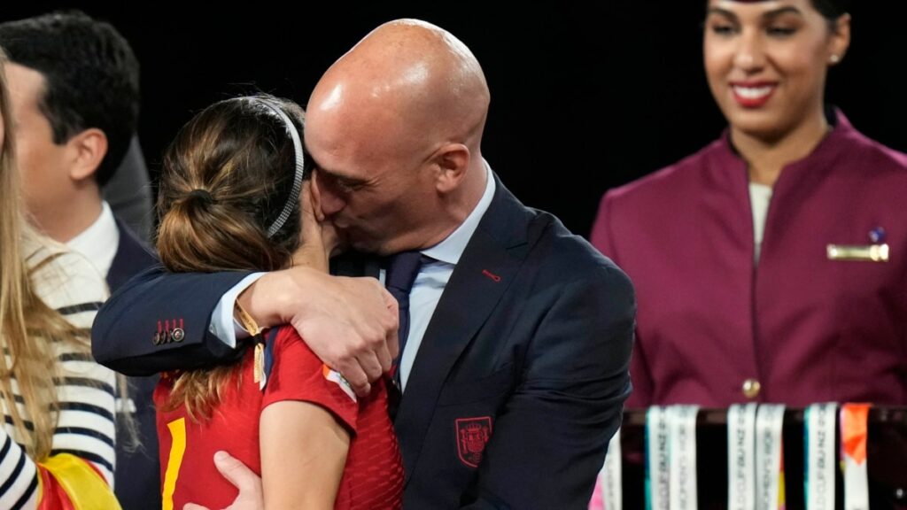 Голова федерації футболу Іспанії оголосив про відставку після скандалу з поцілунком футболістки