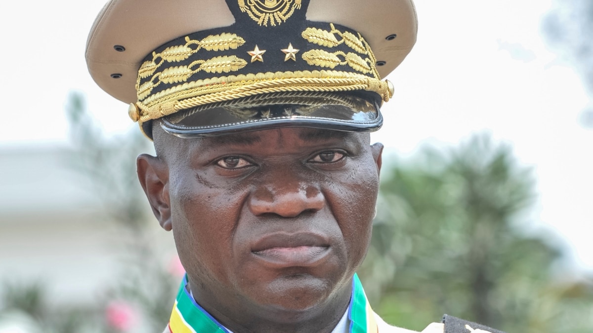 Лідер військового перевороту в Габоні зачитав присягу президента на перехідний період