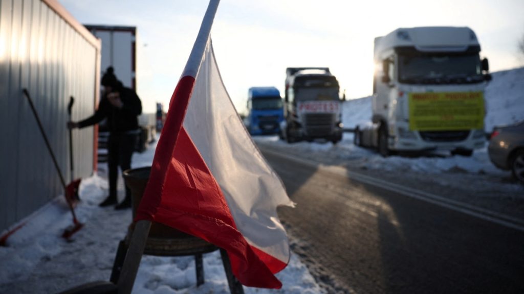 після зупинення блокади через три пункти до Польщі виїхали майже 5 тисяч вантажівок