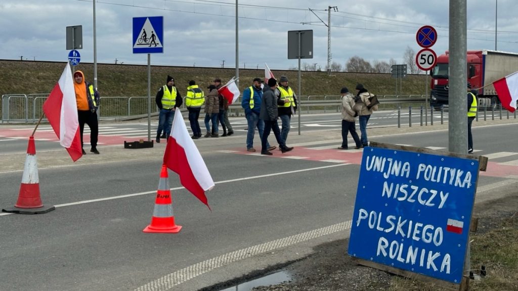 польські протестувальники висипали зерно із вантажного вагона