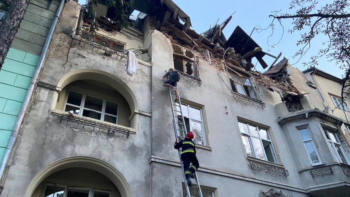 Польща готова допомогти відбудувати будинки у Львові, зруйновані російською атакою