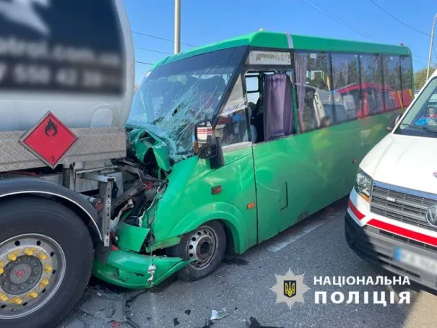 Маршрутка протаранила вантажівку, постраждали люди