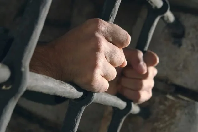 Суд відправив за ґрати киянина, який знущався зі своєї сестри