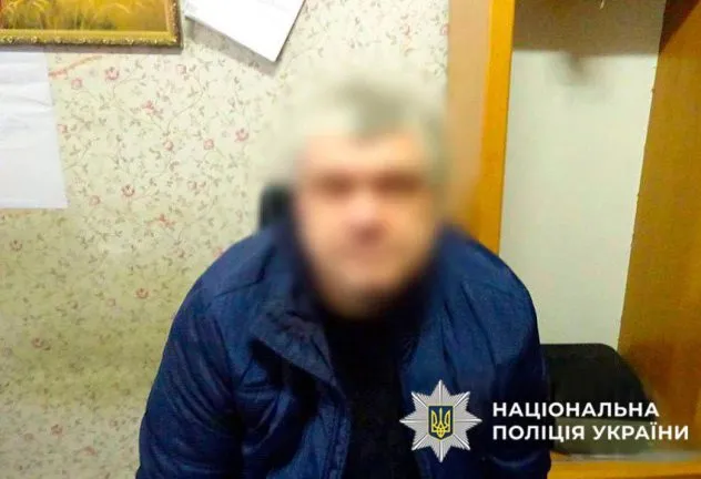 Підібрав пароль та зняв усі гроші: в Києві чоловік обікрав пенсіонера за допомогою мобільного телефона