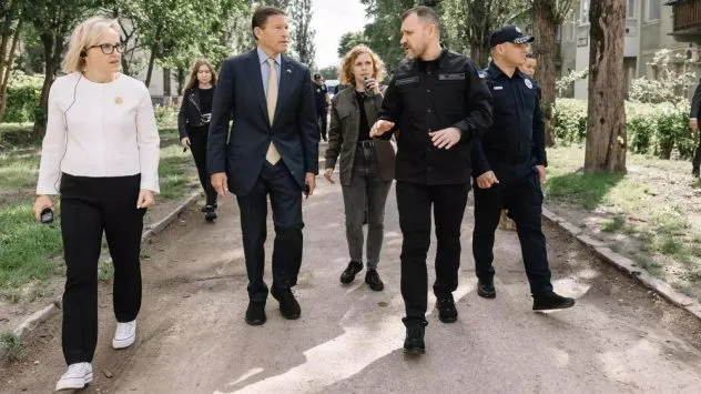Сенатор Річард Блюменталь побував на місці ракетної атаки рф у Святошинському районі