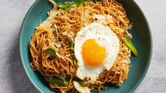 hm-soy-sauce-noodles-with-cabbage-mpwf-videoSixteenByNineJumbo1600.jpg