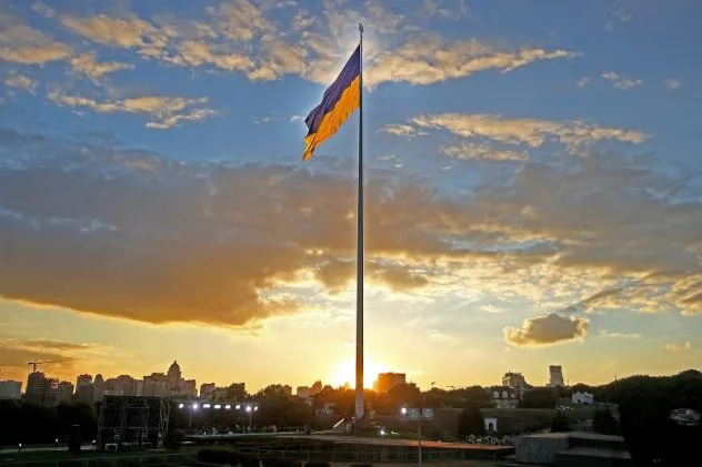 У Києві тимчасово знімуть найбільший прапор України: що сталося