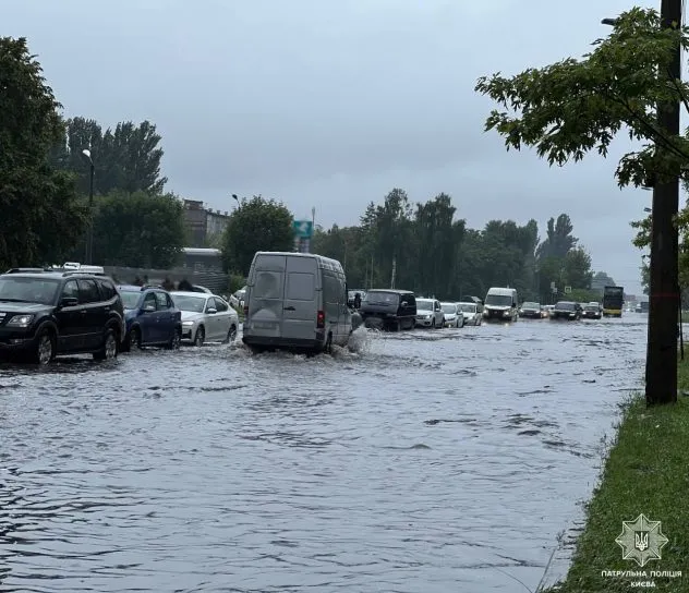 Потоп у Києві: на дорогах затори, громадський транспорт паралізовано