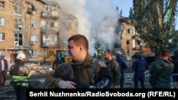 Масштабні руйнування, згорілі потяги та сльози. Кадри з атакованого росією Києва
