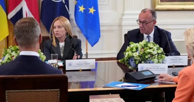 Україна не має бути змушеною віддавати Донбас Росії під час переговорів