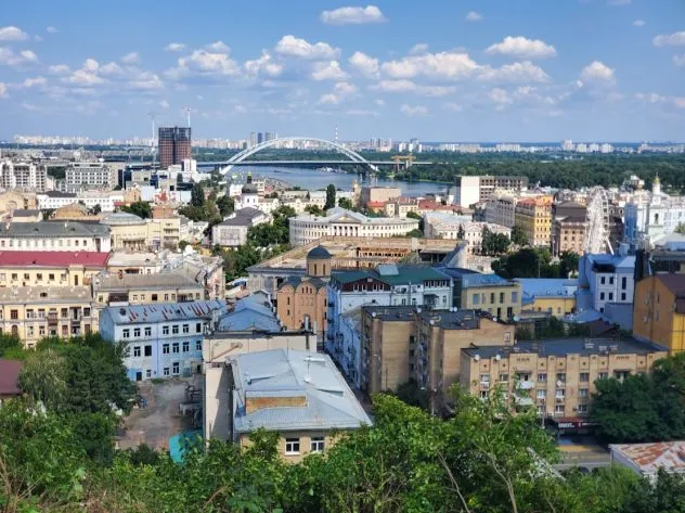 На стародавній горі Києва відкрився оглядовий майданчик