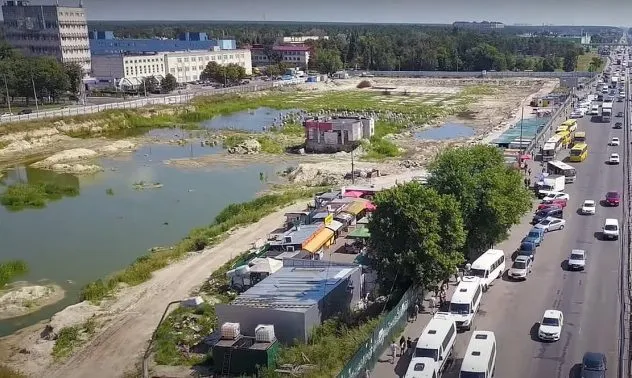Кияни вимагають відновити простір біля станції метро «Лісова»