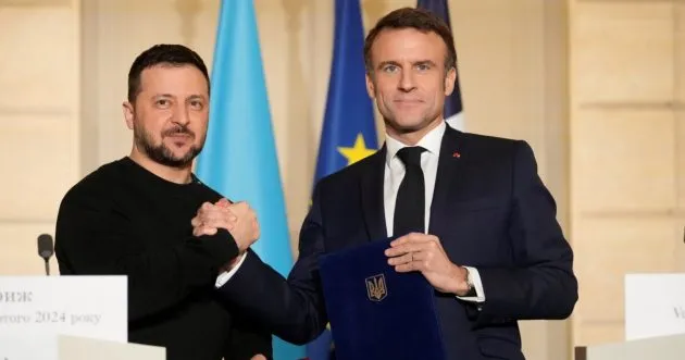 Зеленський приземлився в Парижі, де пройде зустріч «коаліції охочих»