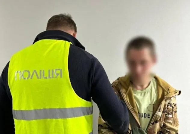 Вихопив гроші та втік: у Дарницькому районі затримали чоловіка, який пограбував пораненого військового