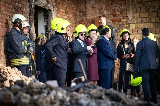 Дипломатам 60 країн показали будівлю Кабміну, пошкоджену внаслідок російського масованого удару