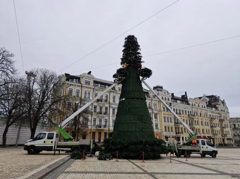 У столиці монтують головну ялинку країни (ФОТО)