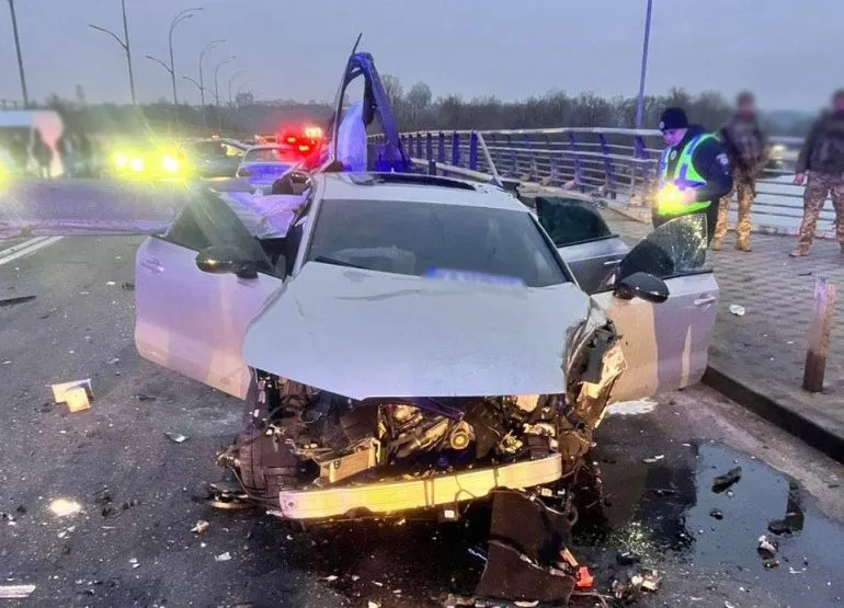 Поблизу моста Метро сталася серйозна ДТП: рух транспорту перекрито