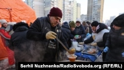 Having a hot meal and warming up: 'bograch stations' have been set up in Kyiv (photo report)