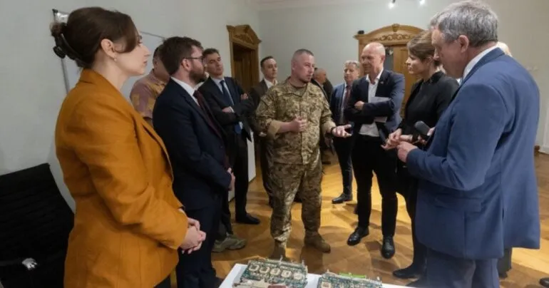 європейським послам показали окремі плати з «Орешніка»